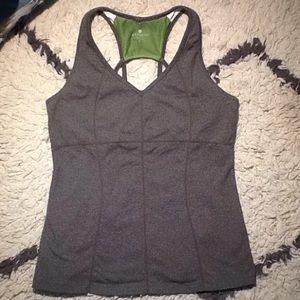 😍 Modern lines! Gorgeous cut out Athleta